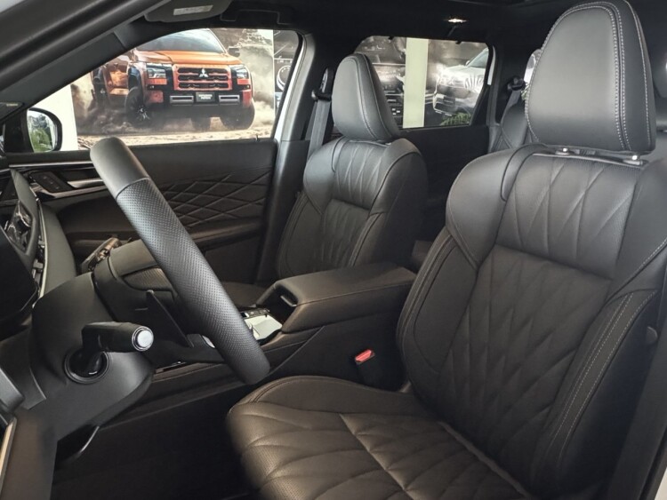 Mitsubishi Outlander Ultimate Black